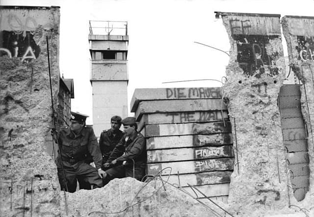 ¿Qué fue el telón de acero en la Guerra Fría? 2 vigilancia en el muro de berlin