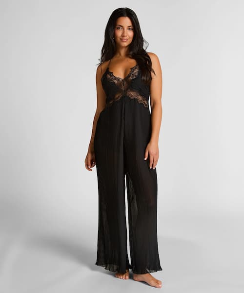 La Revolución del Encaje: El Origen Secreto de la Lencería Sexy 3 modelo con lenceria sexy de color negro