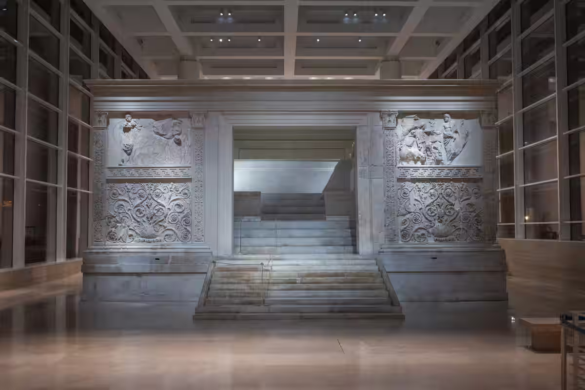 César Augusto: el primer emperador de Roma, el hombre que gobernó sin corona 4 Ara Pacis, altar de la paz construido por Augusto en Roma, símbolo de la Pax Romana