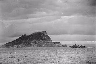 Operación Félix: el plan secreto de Hitler para tomar Gibraltar con la ayuda de Franco — el día que España pudo recuperar el Peñón 9 imegen del peñomn con un submarino britanico