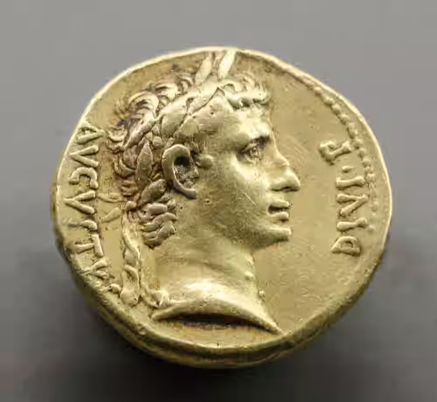 César Augusto: el primer emperador de Roma, el hombre que gobernó sin corona 5 Moneda romana aureus con el retrato de César Augusto, primer emperador de Roma