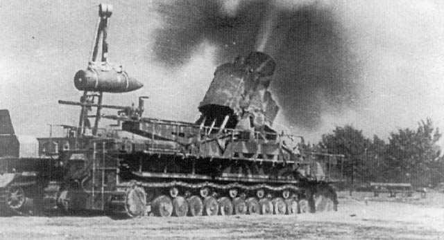 El Mortero Karl-Gerät: El Cañón Gigante de la IIGM 1 Mortero Karl-Gerät de 600 mm disparando durante la Segunda Guerra Mundial